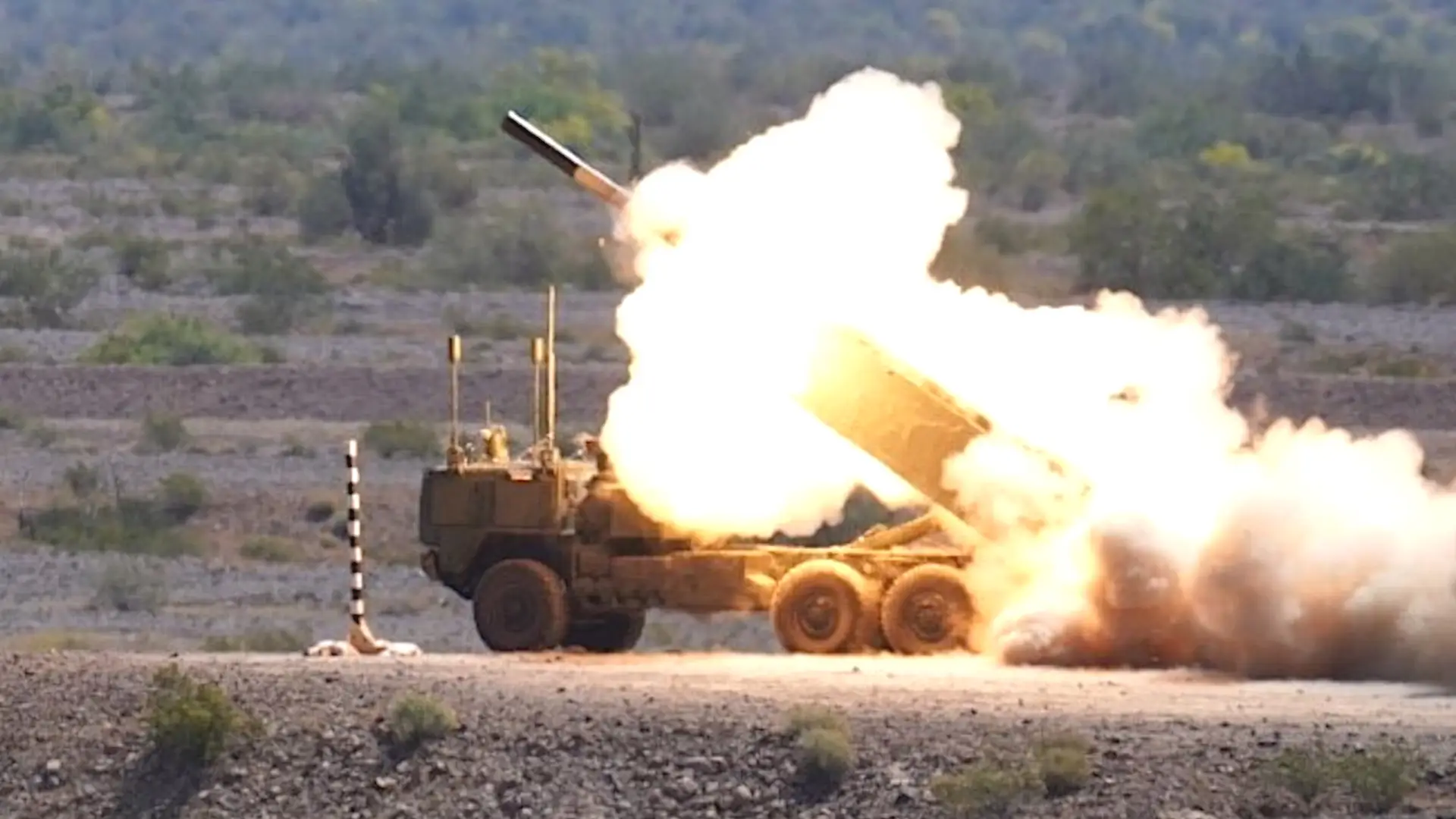 Армия США успешно провела первые огневые испытания беспилотной ракетной системы HIMARS, которая сможет применять баллистические ракеты PrSM дальностью до 500 км
